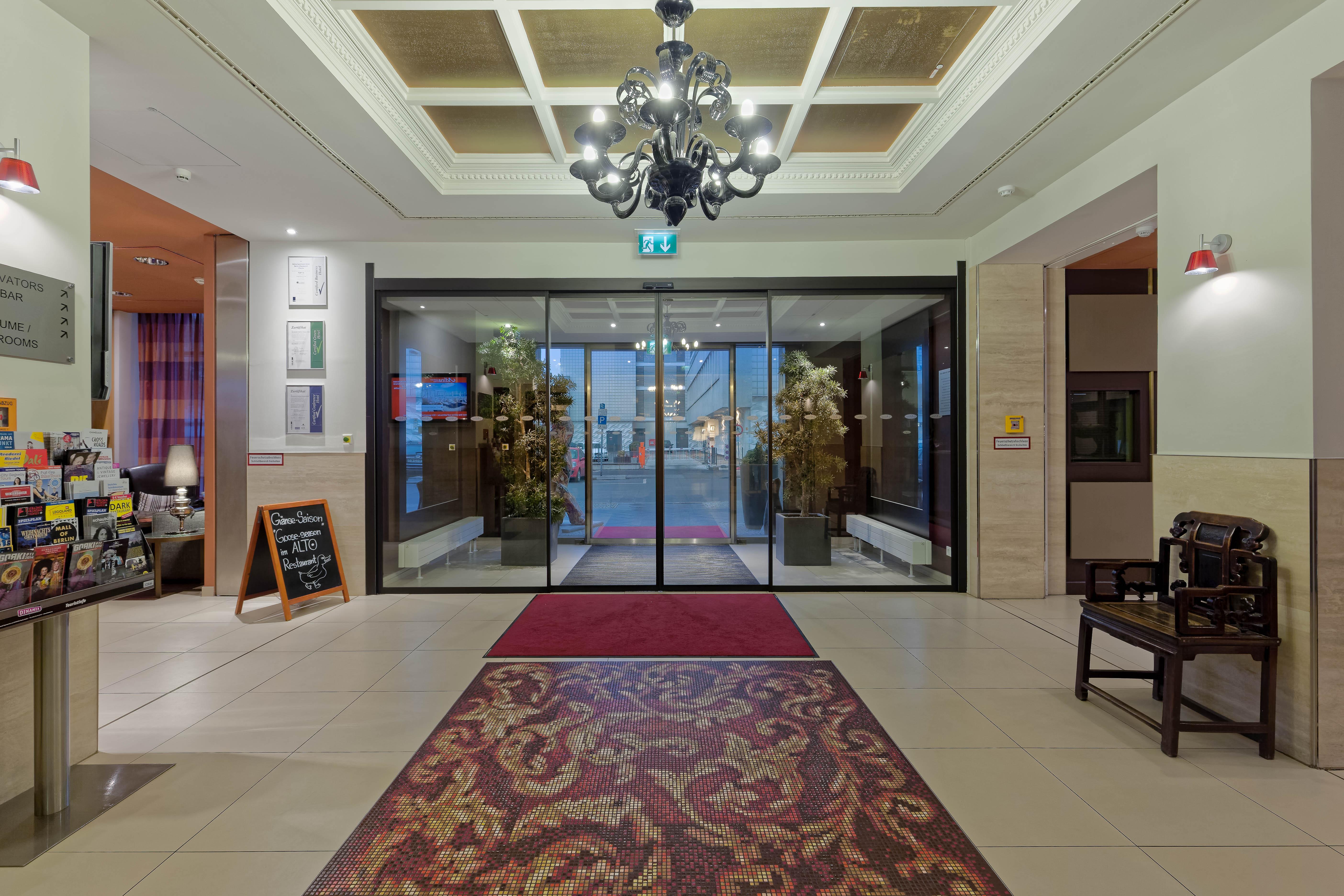 Adina Apartment Hotel Berlin Checkpoint Charlie Екстериор снимка