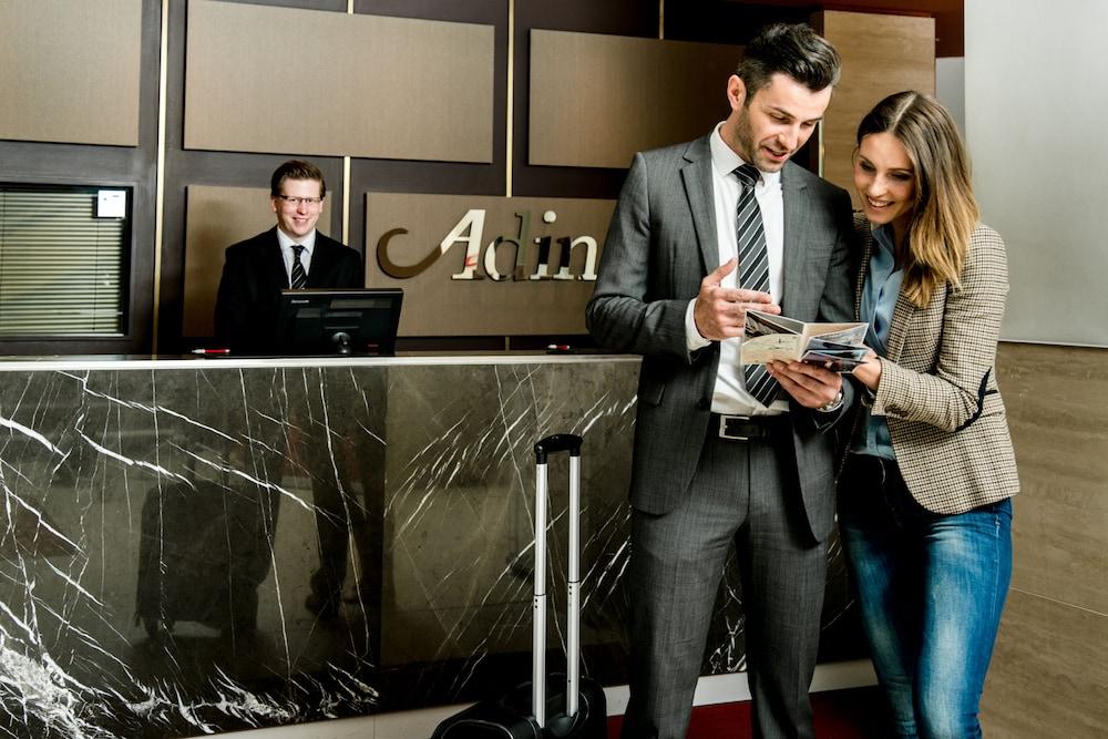 Adina Apartment Hotel Berlin Checkpoint Charlie Екстериор снимка